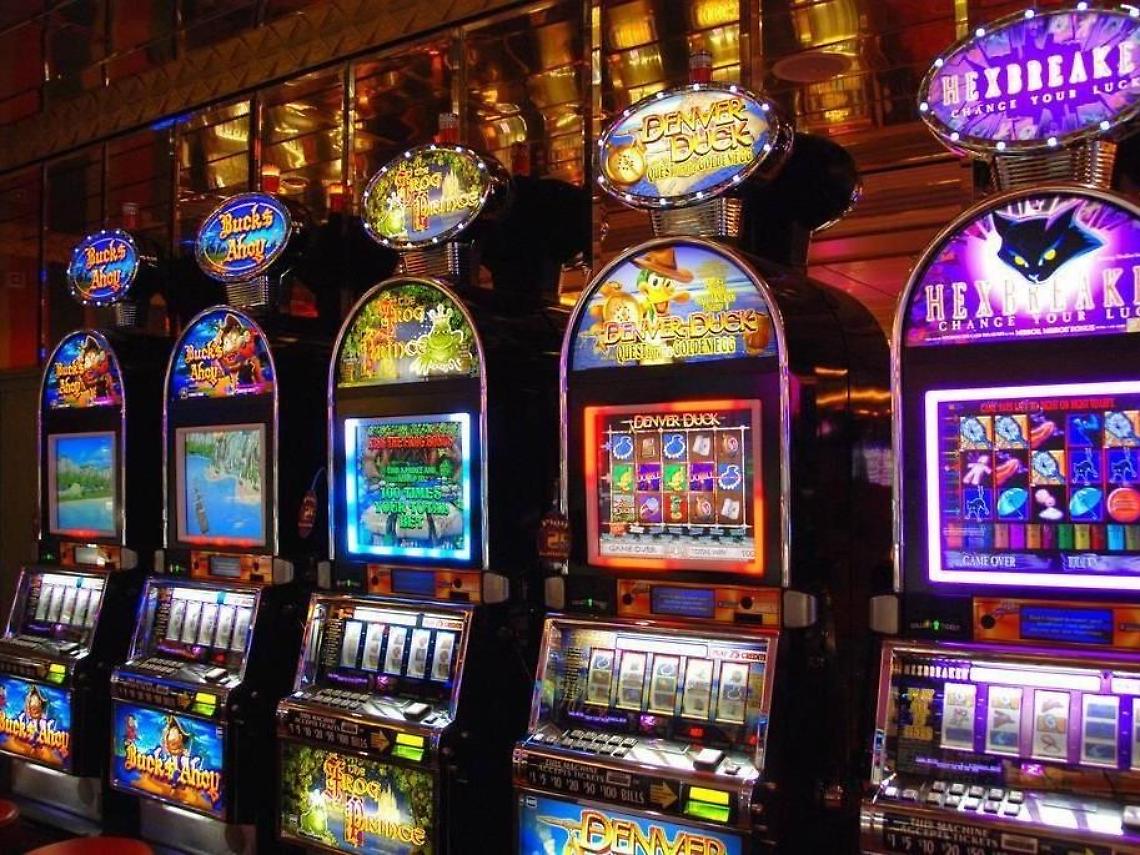 Banda delle slot in azione in un bar: svaligiate le macchinette