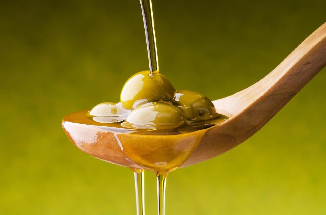 Ladri in azione: non trovano preziosi, si accontentano di olio e aspirapolvere