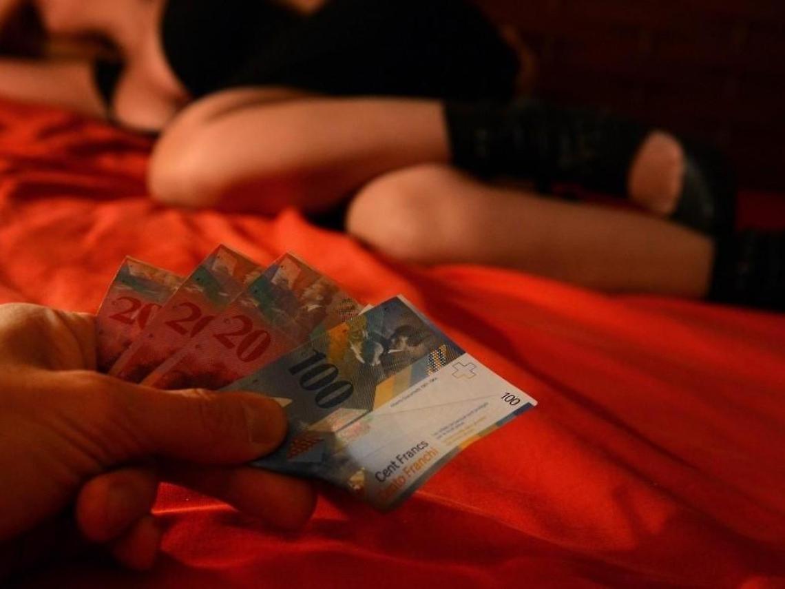 Urla e voci concitate da una casa: ma erano i gemiti di un'alcova a luci rosse
