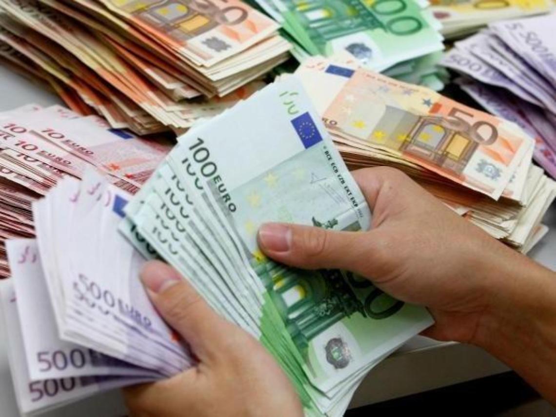 Fingevano di avere un lavoro per ottenere prestiti da un istituto di credito