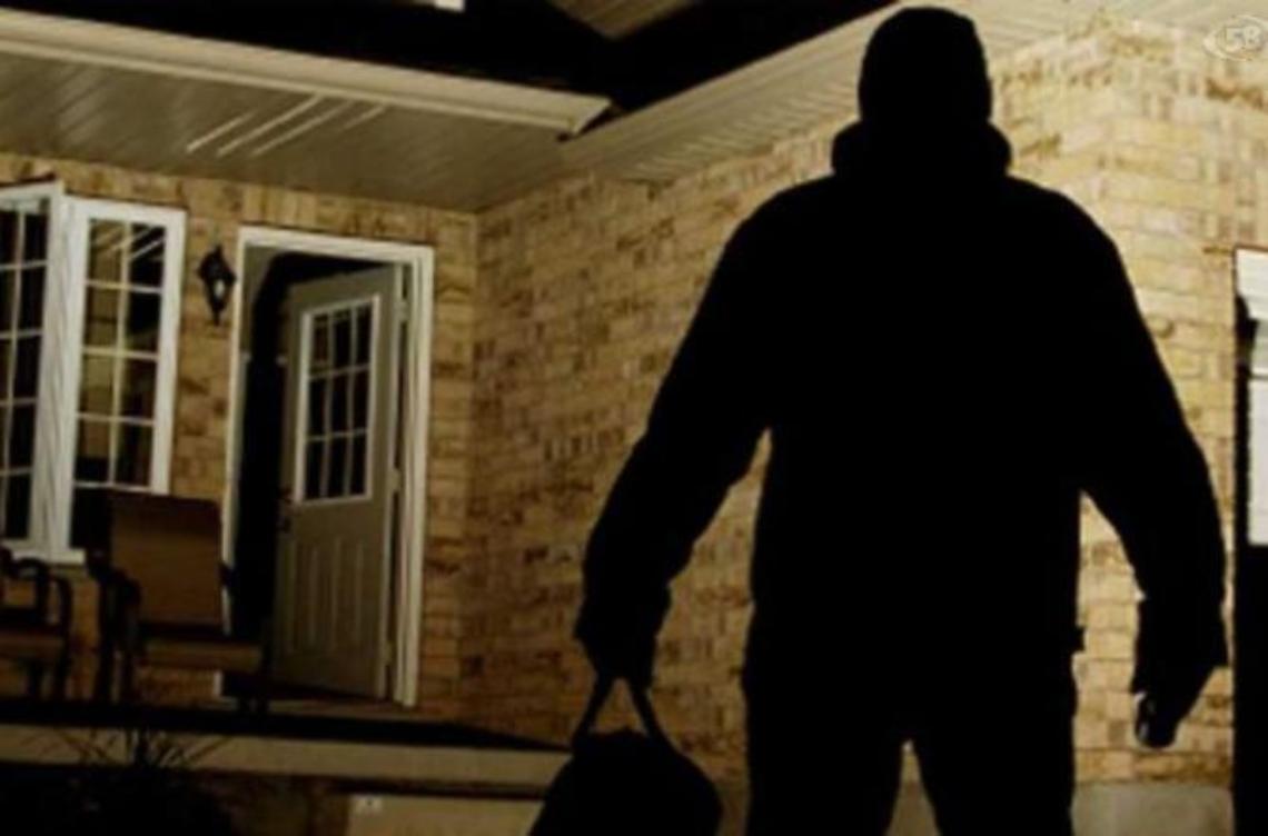 Persone sospette tra le case, tentano anche di entrare: l'allarme dei residenti
