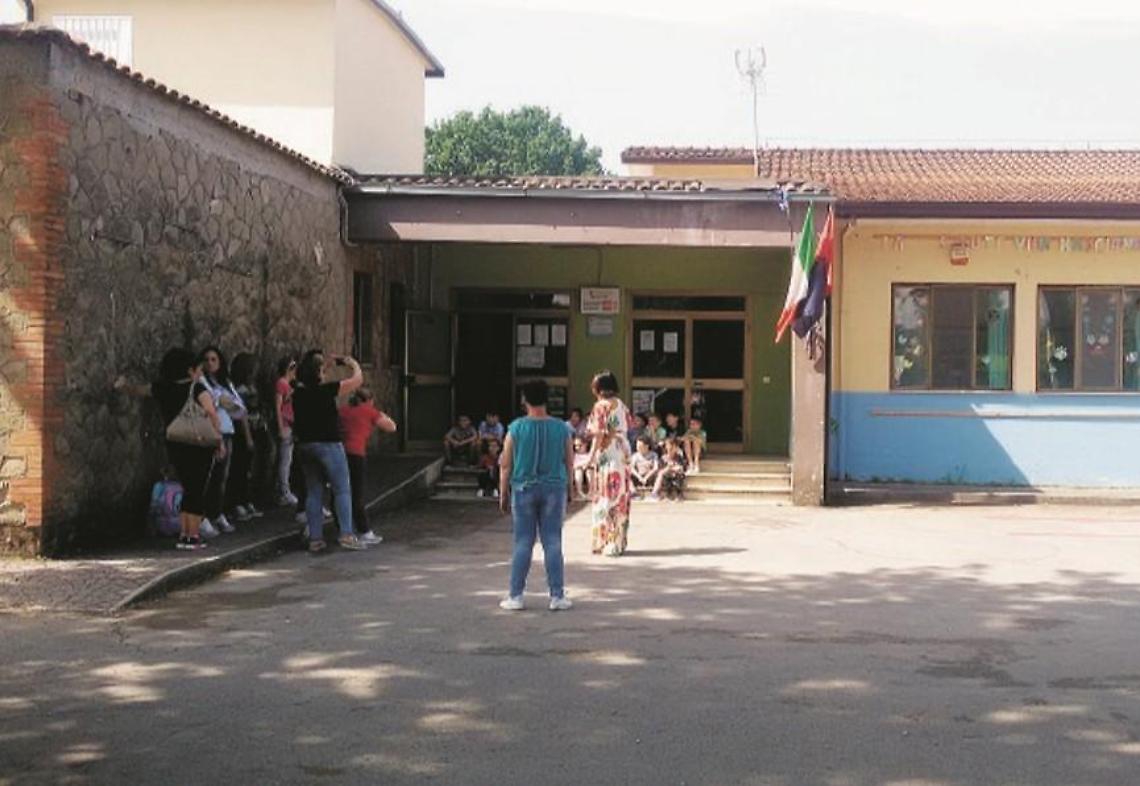 Odori nauseabondi e veleni nell'aria: bimbi costretti a uscire dalle aule