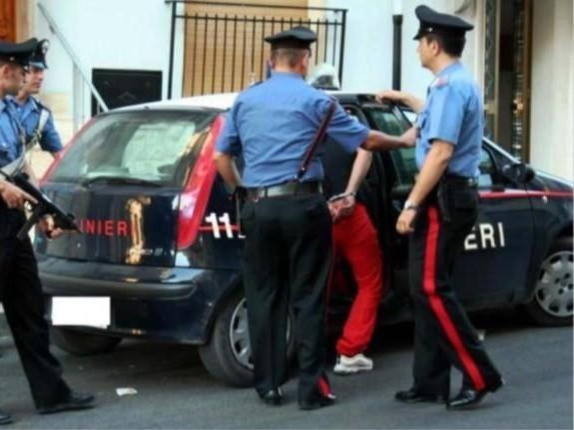 Fermato dai carabinieri si da alla fuga: albanese trovato nascosto in un armadio