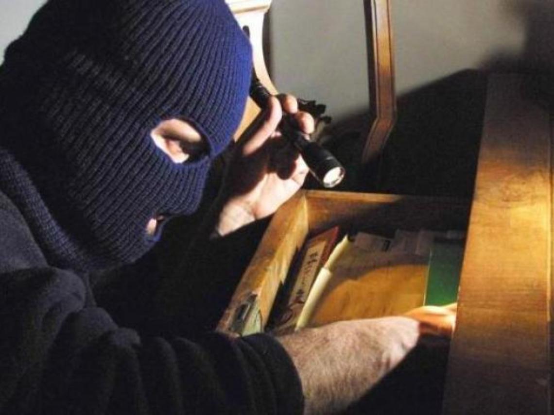 Anziani derubati nel sonno, ingente il bottino. Caccia ai malviventi