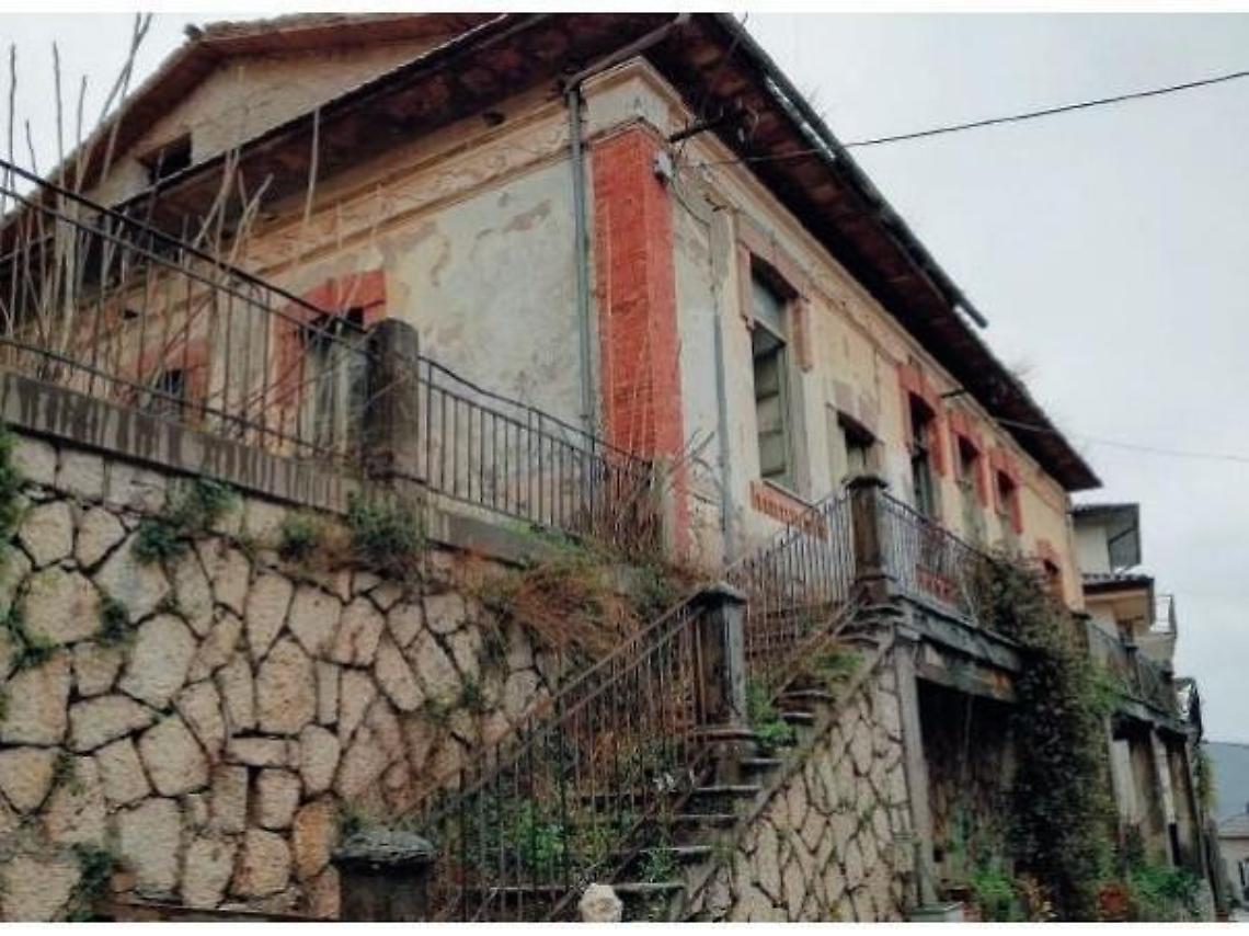 Una scuola diventata un pericolo: l'allarme dei residenti