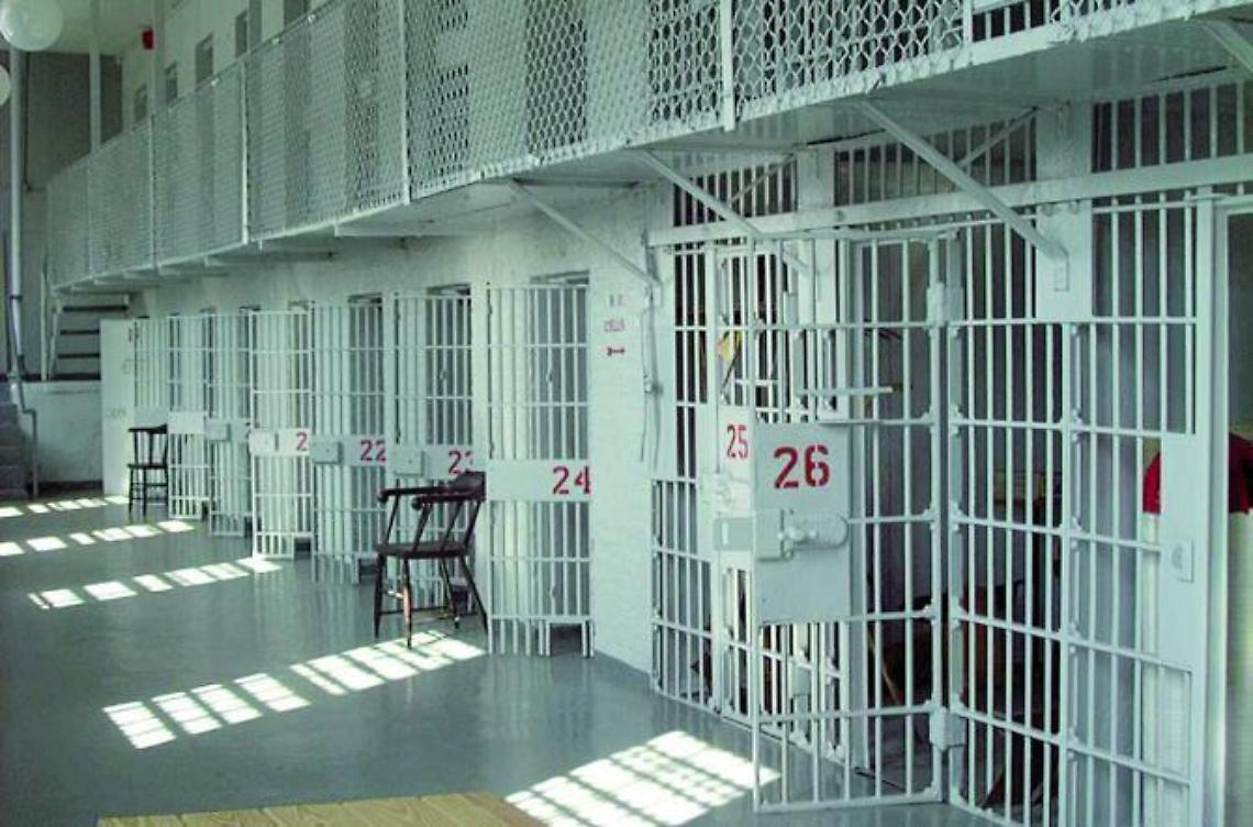 Furibonda lite in carcere: due detenuti feriti a bastonate