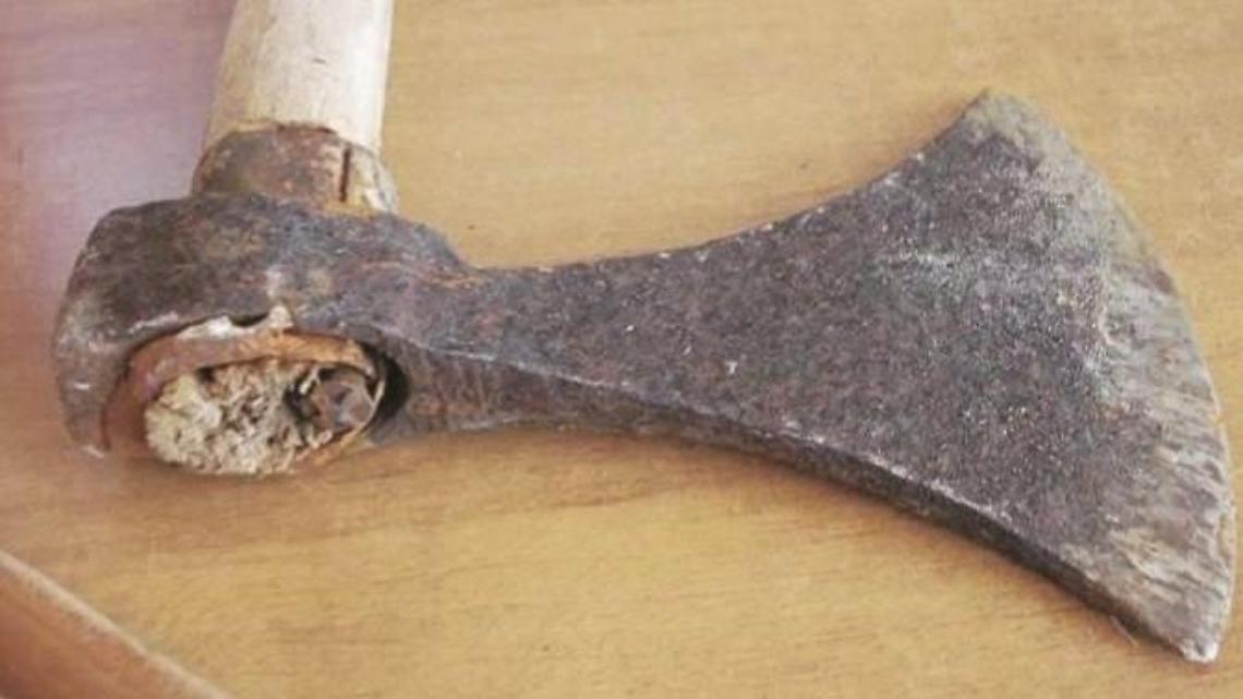 Con un'ascia tra le mani minaccia di morte due persone: attimi di terrore