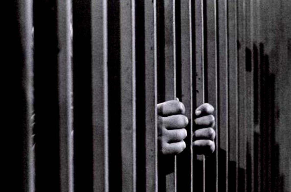 Detenuto prima cerca di darsi fuoco e poi si ferisce con una lametta, l'epilogo