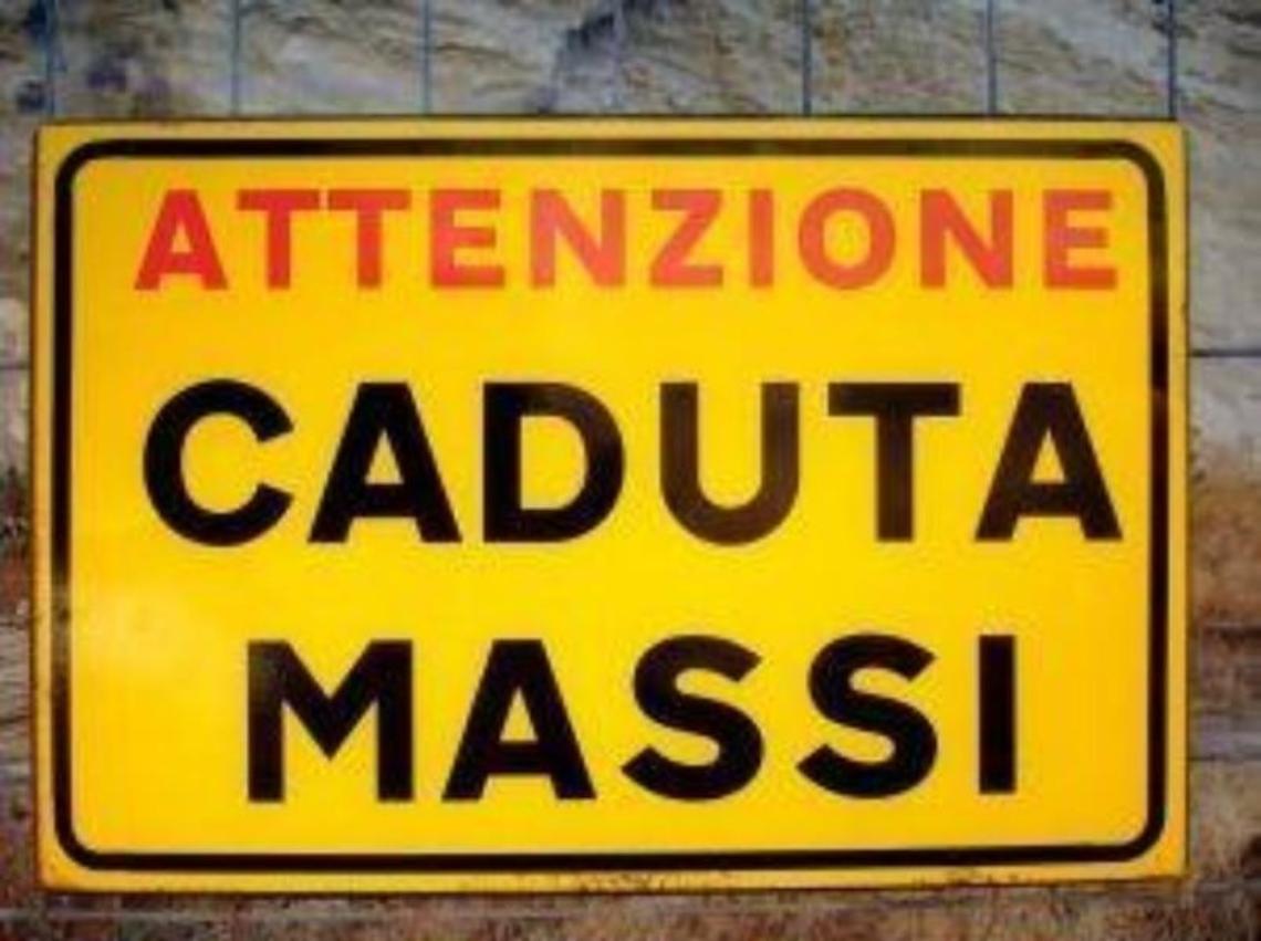Piovono ancora massi sulla superstrada, tragedia sfiorata