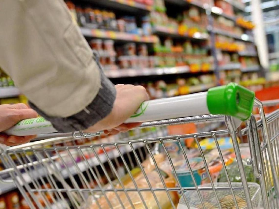 Padre disoccupato da tempo ruba pane e formaggio per sfamare i figli: arrestato