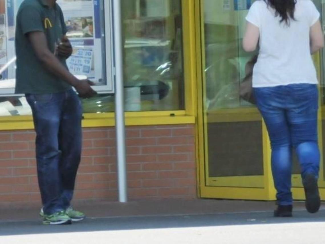 Immigrato tenta di rubarle il cellulare. Scoperto, si denuda