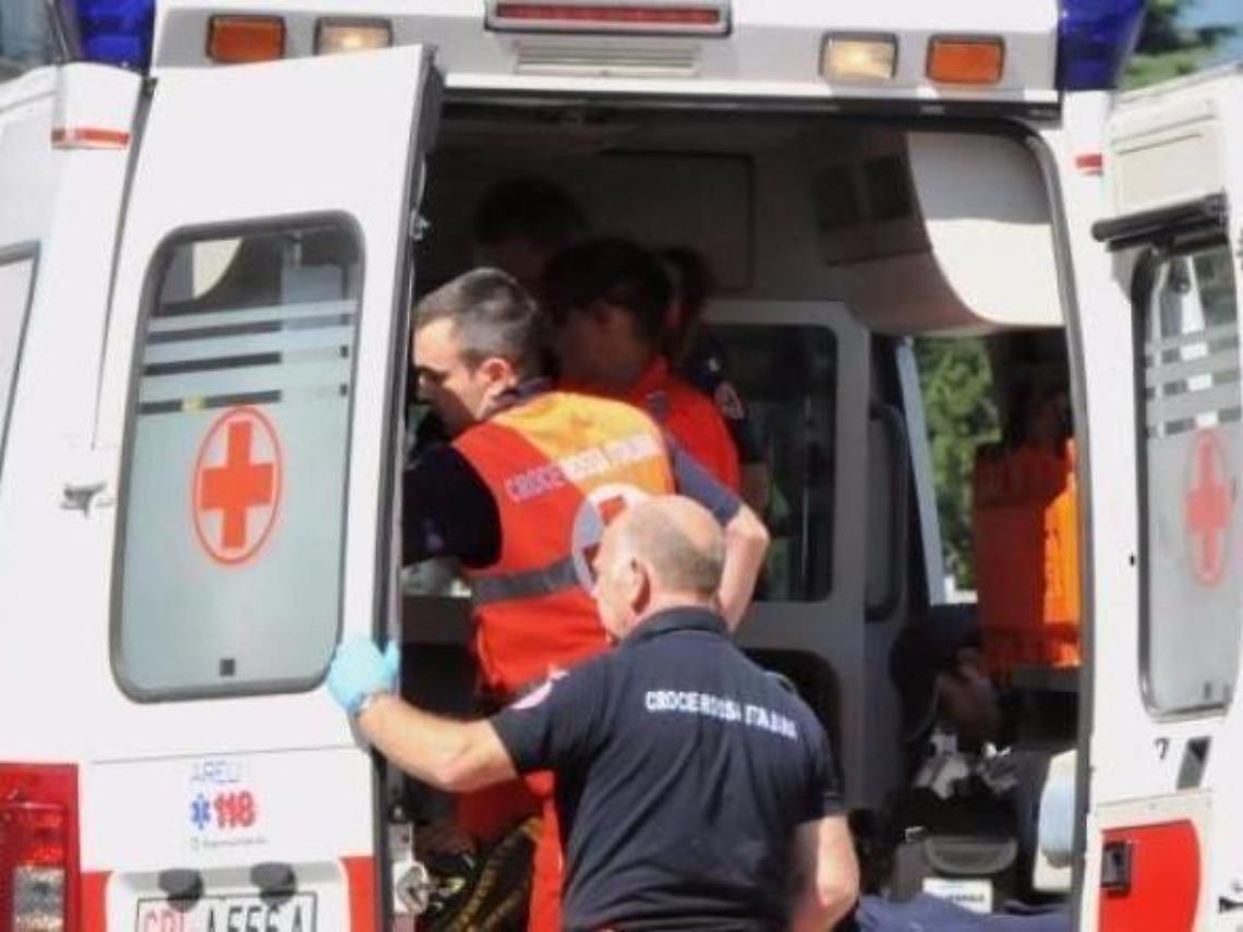 Perde il controllo dell'auto e si schianta contro un muro: terrore per una donna
