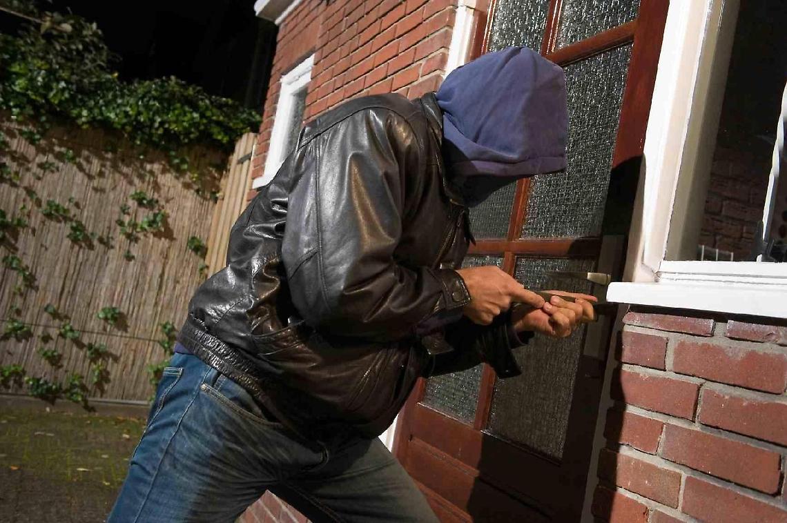 Furti nel weekend, colpite diverse abitazioni: caccia ai ladri del sabato sera