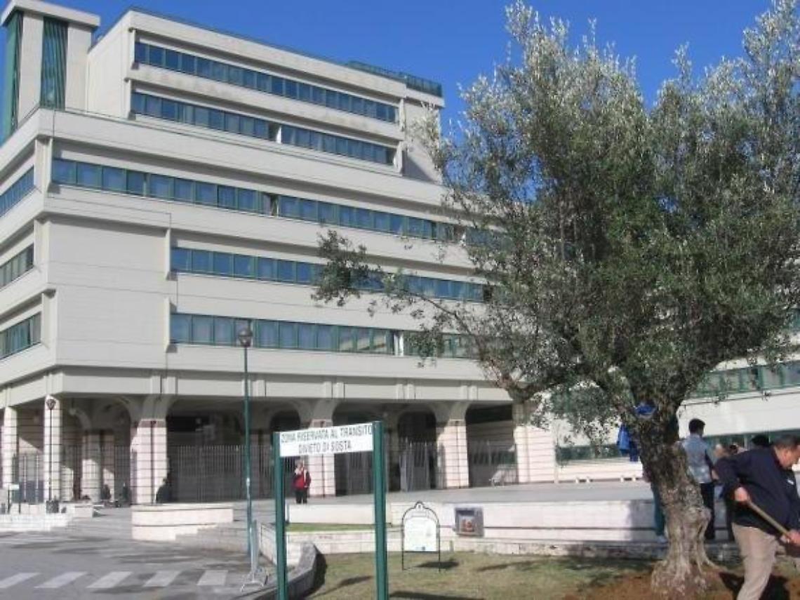 Minacciato di morte dalla mafia nigeriana e gettato dal balcone: la storia