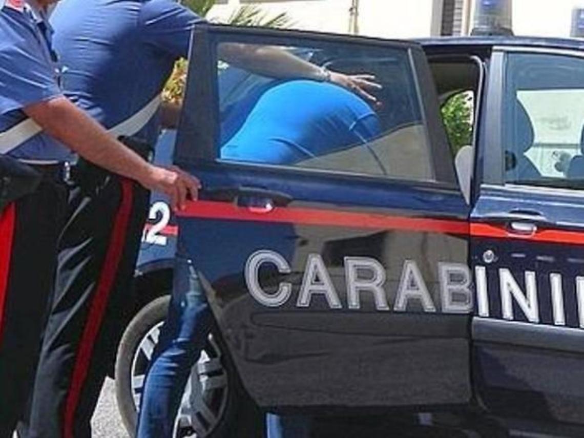 Importuna l'ex fidanzata e poi si scaglia contro i carabinieri: giovane nei guai