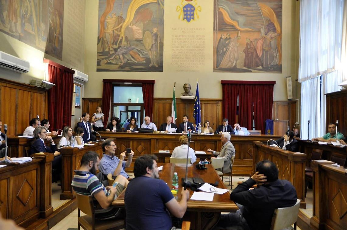 Cassino, scontro di mezzanotte tra la pasionaria del Pd e il sindaco