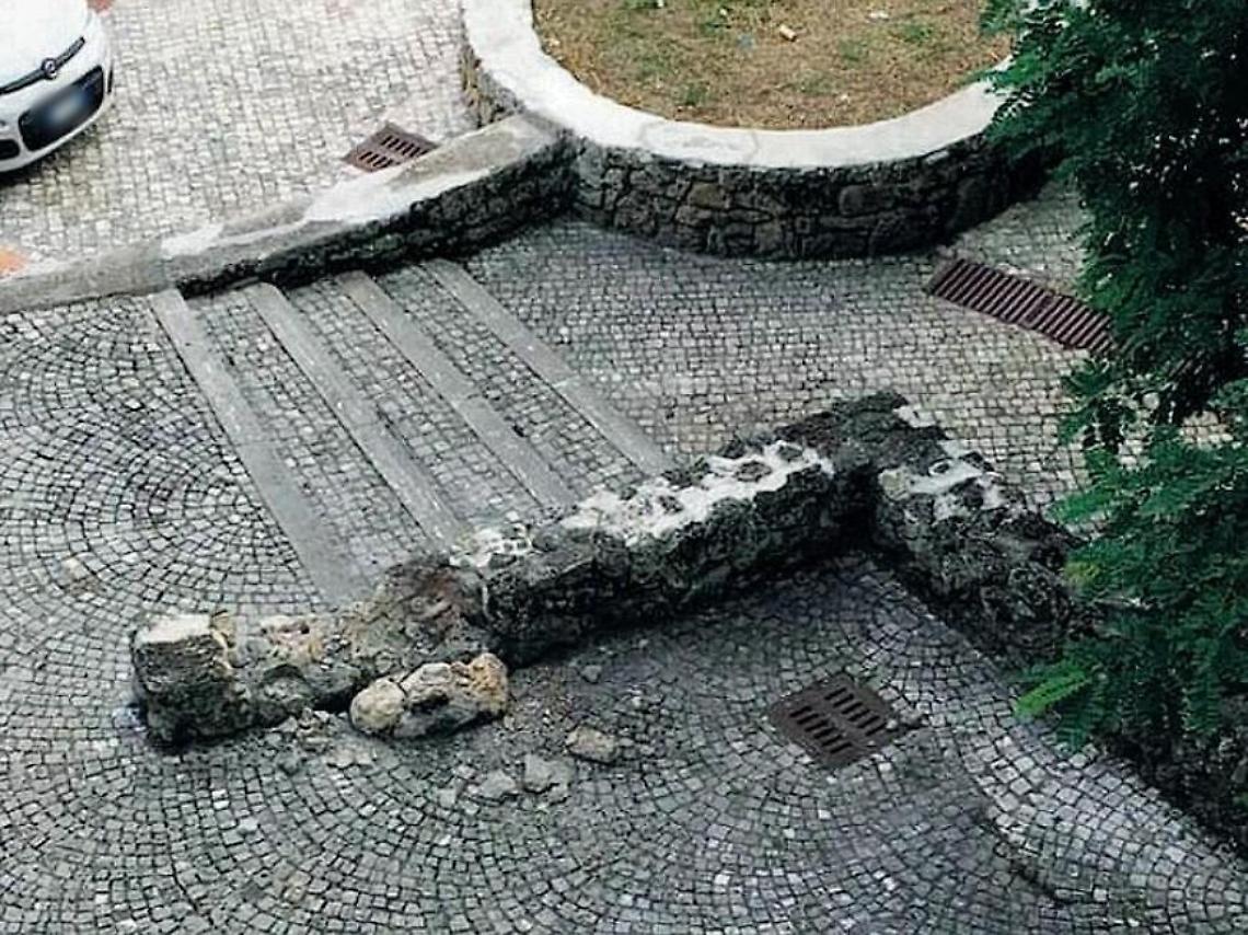 Borgo medievale, vandali in azione. Distrutto il muretto della piazzetta