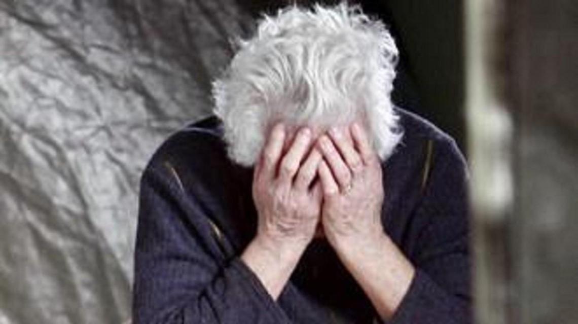 Le sfila la collanina e fugge a piedi, la vittima è un'anziana