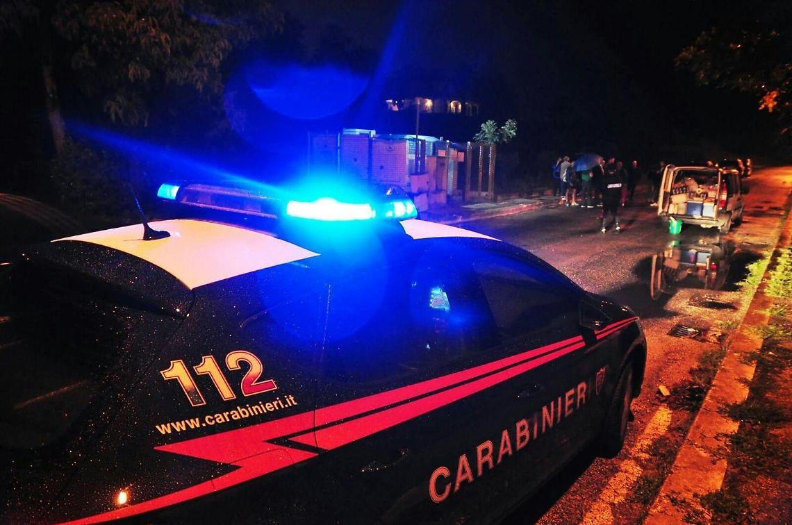 Cerca di entrare in casa dell'ex: calci e pugni ai militari intervenuti