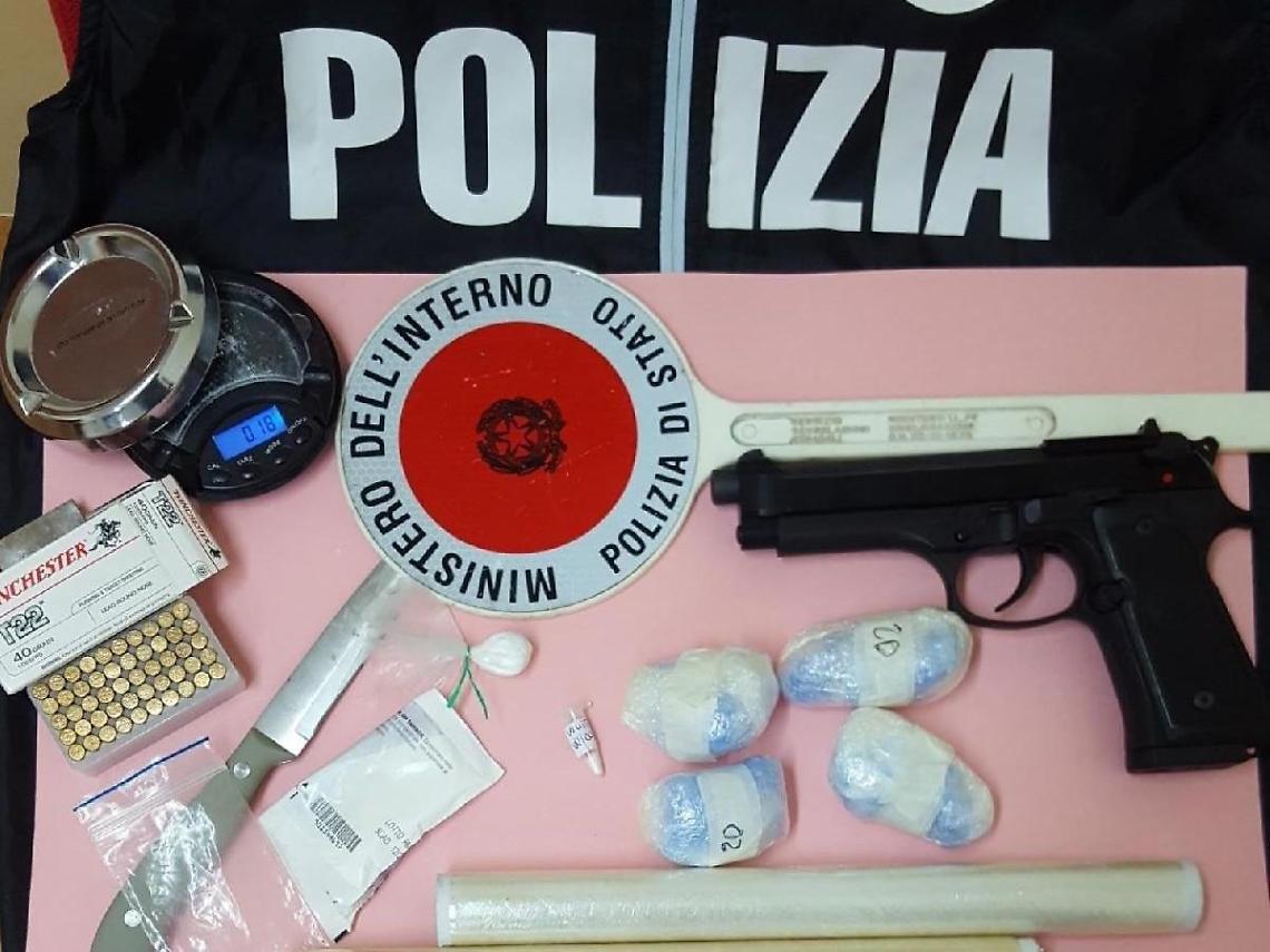Con un carico di cocaina nascosto in casa, 24enne finisce in manette