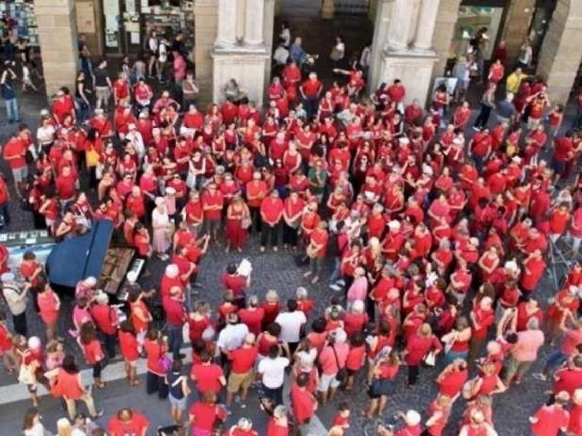 Magliette rosse e flash mob: è polemica sull'adesione del Comune all'iniziativa