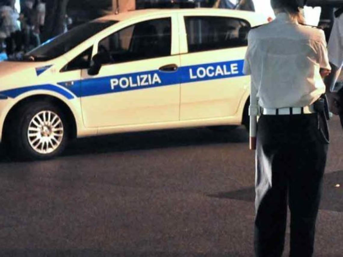 Camion sbaglia strada ad un incrocio e distrugge un manufatto sacro