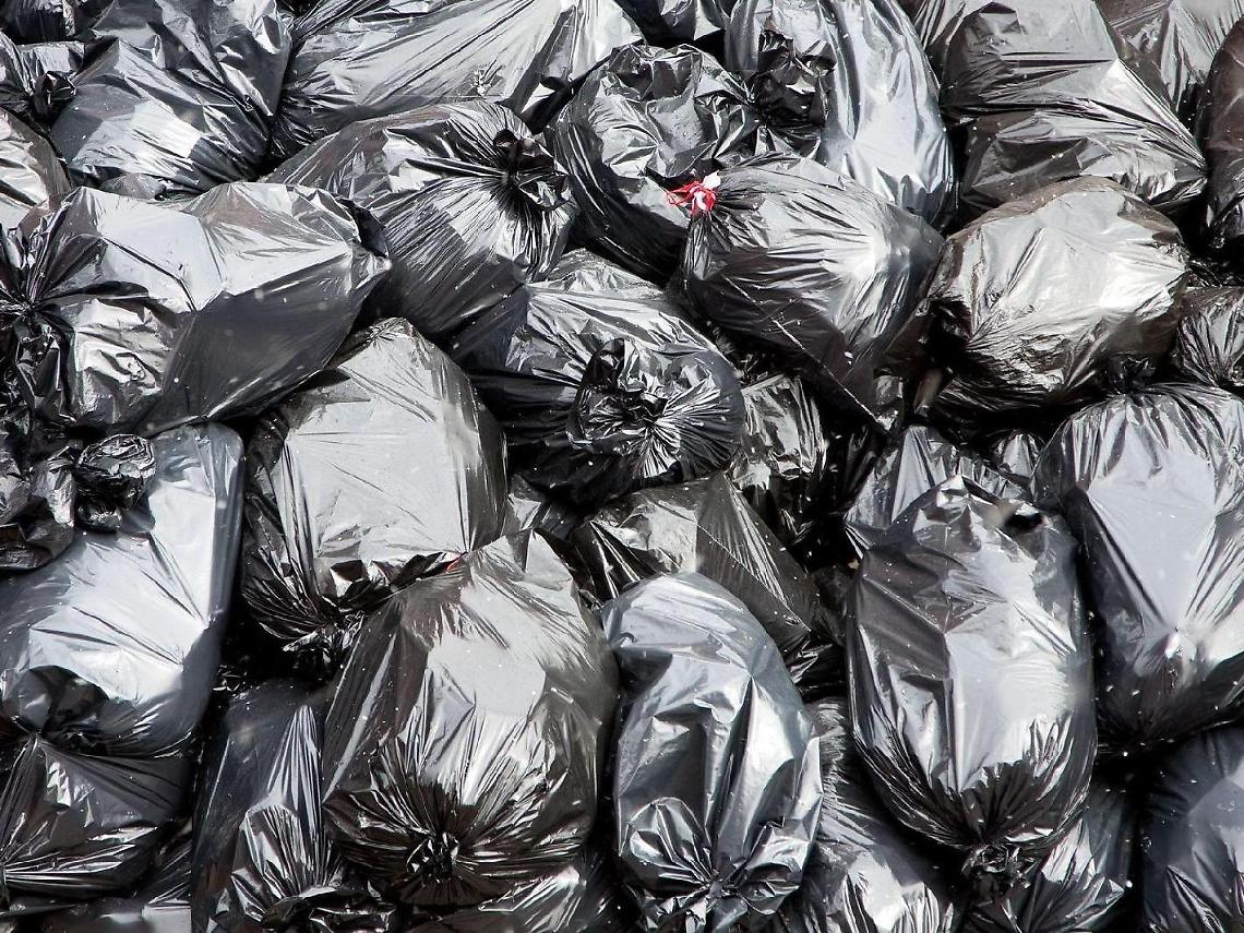 Rifiuti, deiezioni e olezzo in centro: i cittadini gridano "basta"