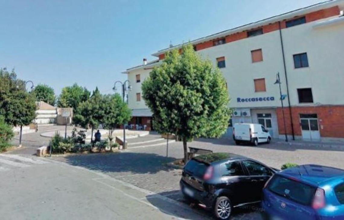 Prova a rubare un'auto ma non sa di essere spiato, poi la fuga