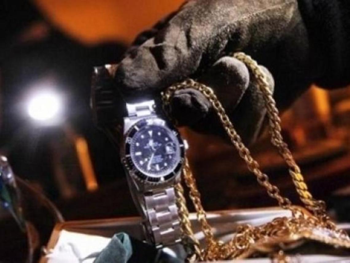 Colpo grosso in villa: ladri portano via Porsche e Rolex, ingente il bottino