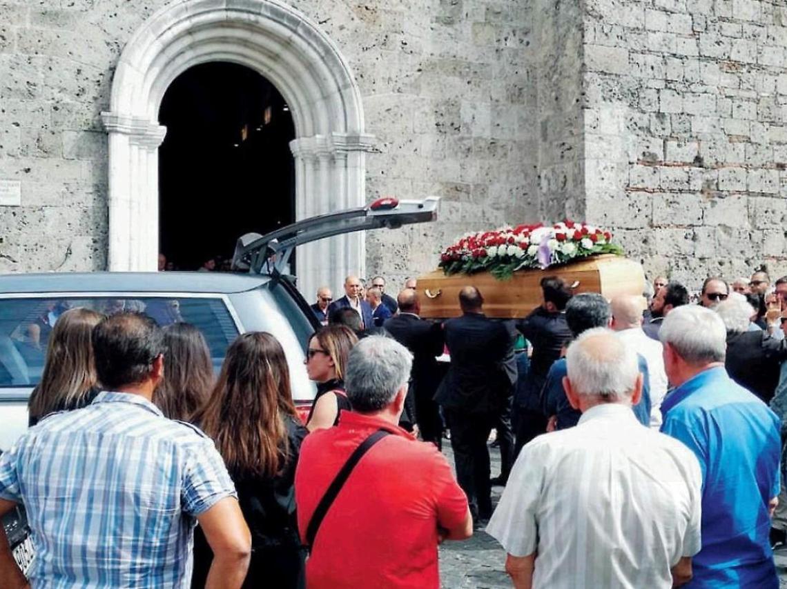 Serena, uno straziante addio. In centinaia per l'ultimo saluto