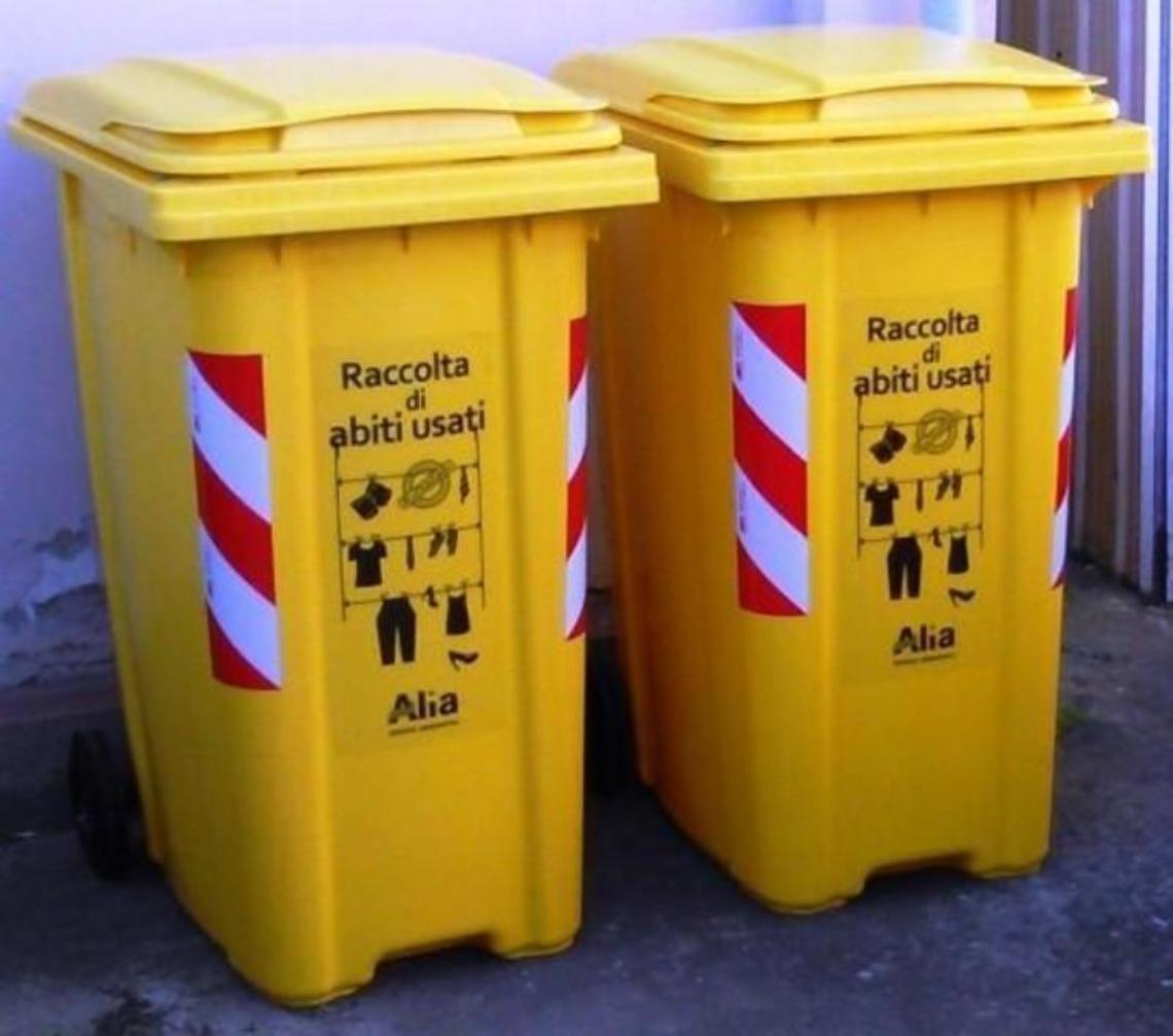 Ancora un furto al cassonetto degli abiti usati, profugo lo saccheggia