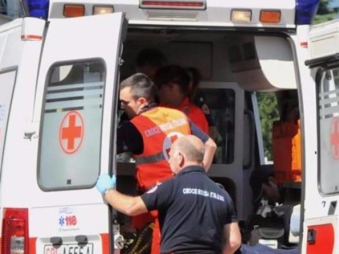 Cade da un ulivo e resta a terra immobile: brutto incidente agricolo per un uomo