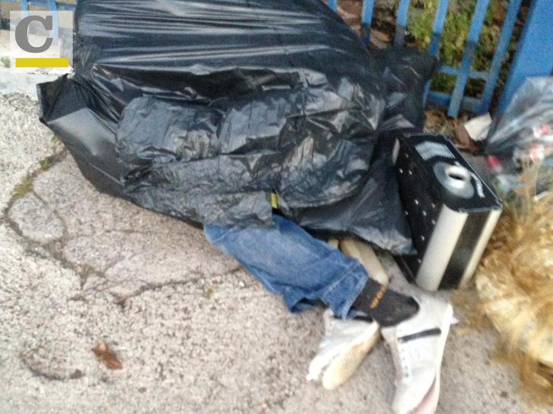 Cassino, corpo avvolto da buste nere tra i rifiuti: è un clochard rumeno
