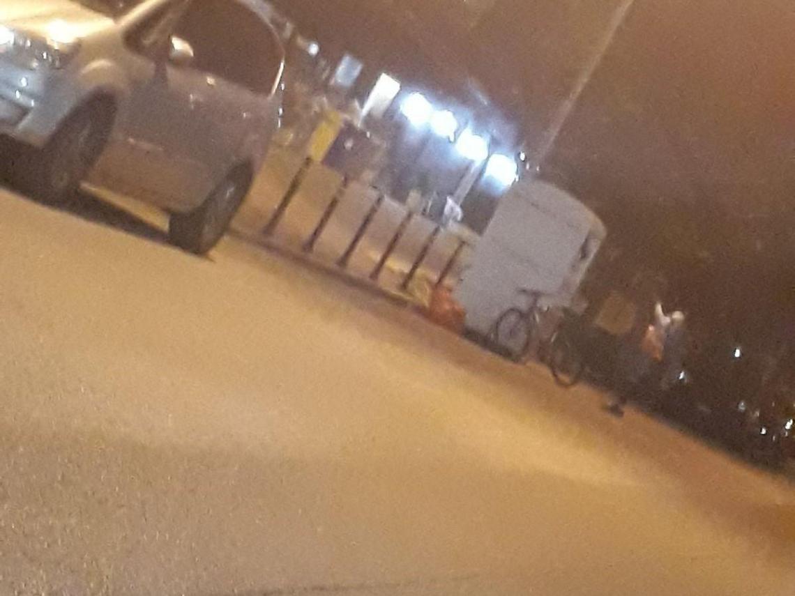 Profugo saccheggia il cassonetto degli abiti usati, stessa scena ogni notte