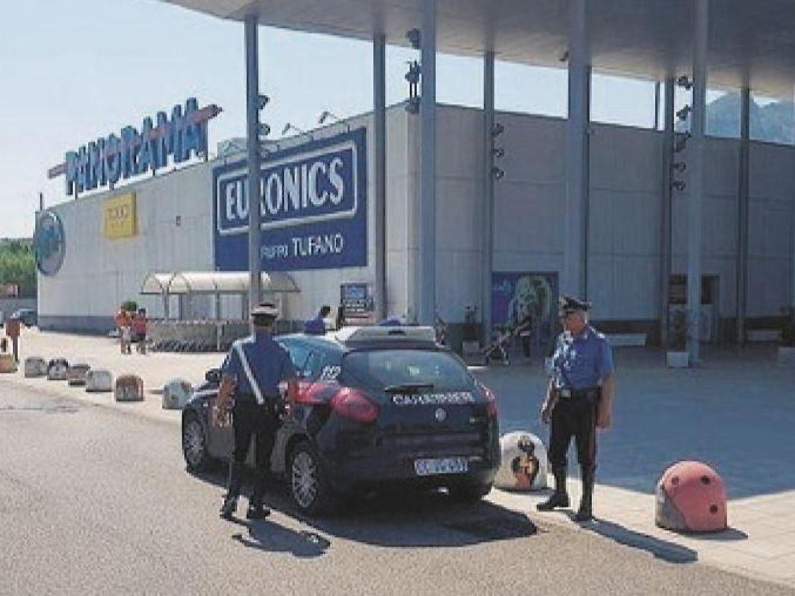 Con il carrello pieno di cibo e liquori. Donna arrestata. Spesa lampo con furto