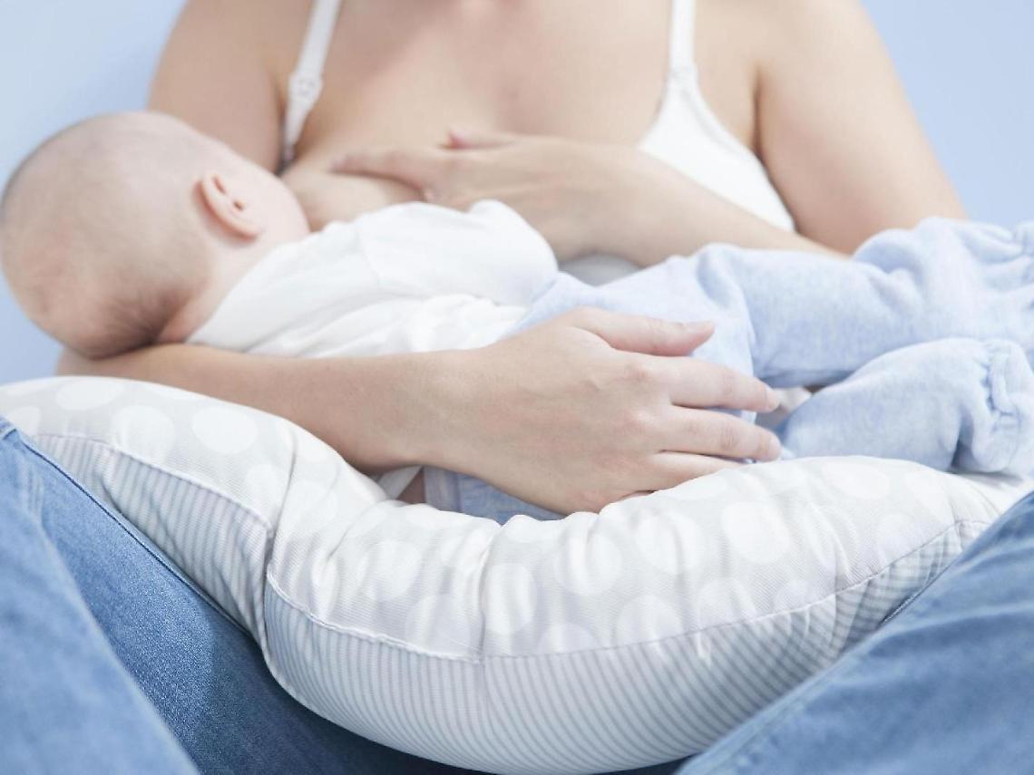 Neonata di un mese rischia di soffocare durante l'allattamento