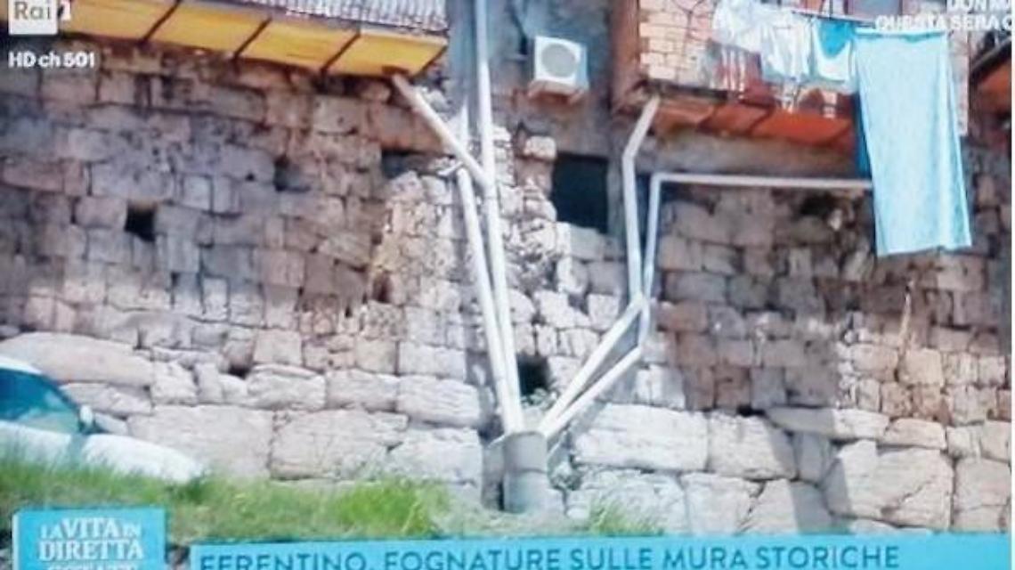 Ferentino, i tubi delle fogne sulle mura ciclopiche finiscono in diretta Rai