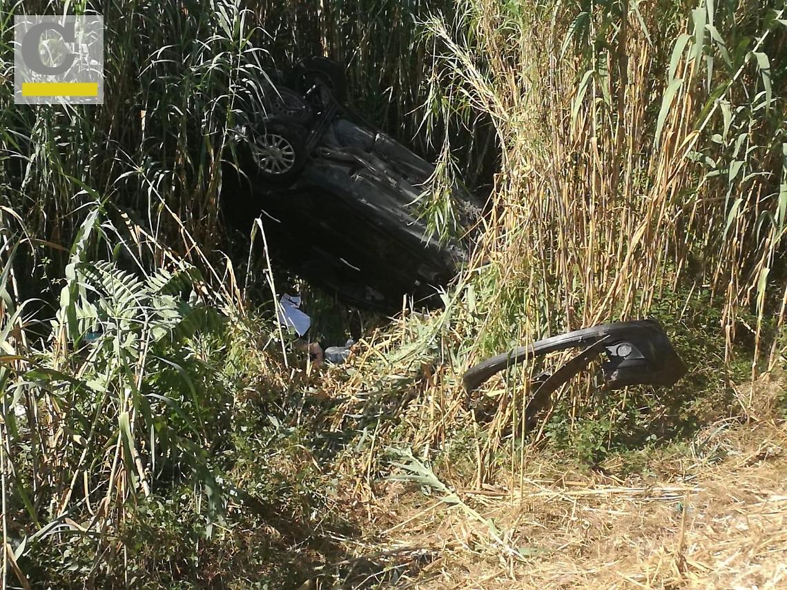 Fuori strada con l'auto, giovane finisce in un fossato: miracolato