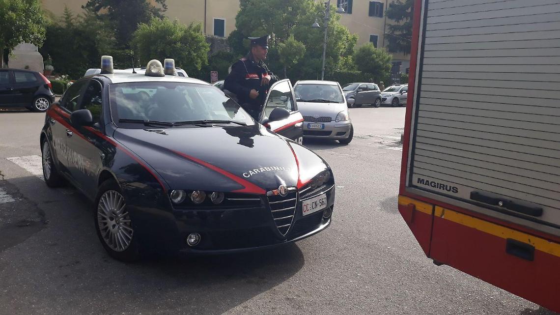 Ruba teloni per autocarri dal luogo di lavoro: bloccato e denunciato