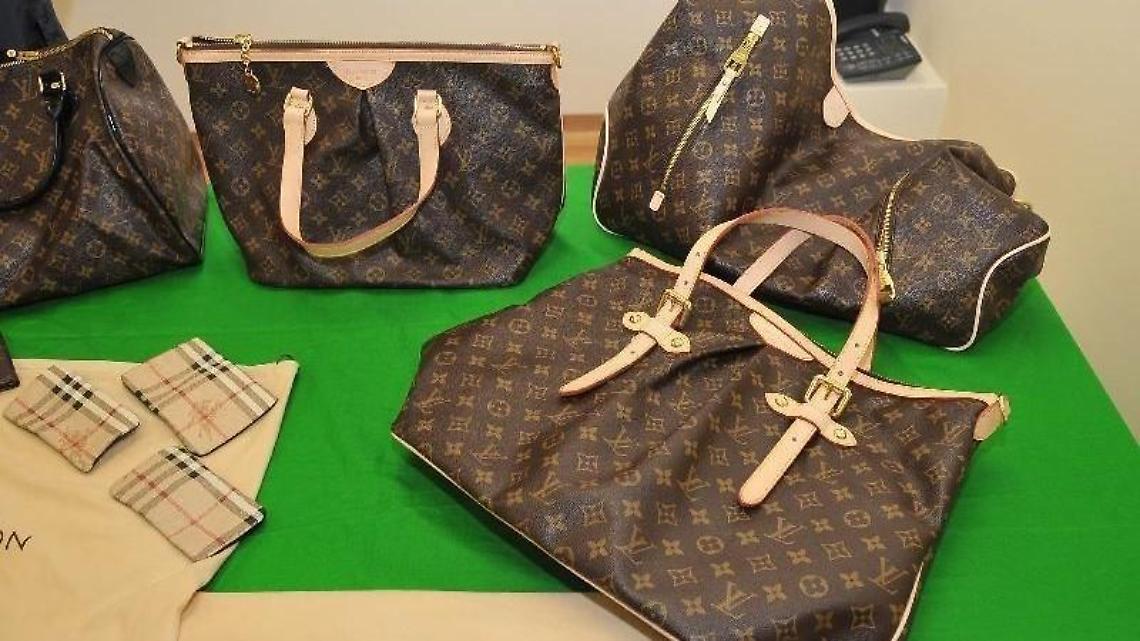 Borse contraffatte vendute al mercato per pochi euro: scattano i sequestri
