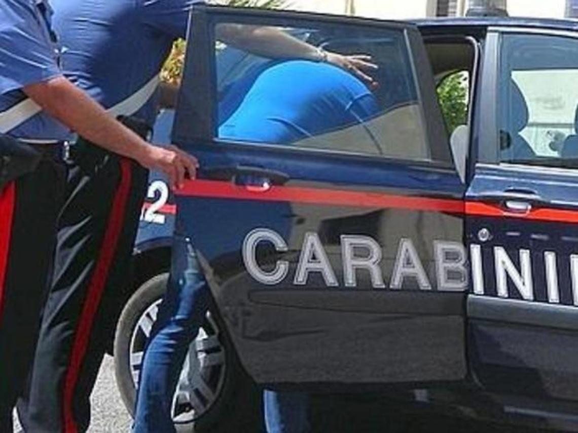In giro con la droga, scoperto sferra calci e pugni ai carabinieri