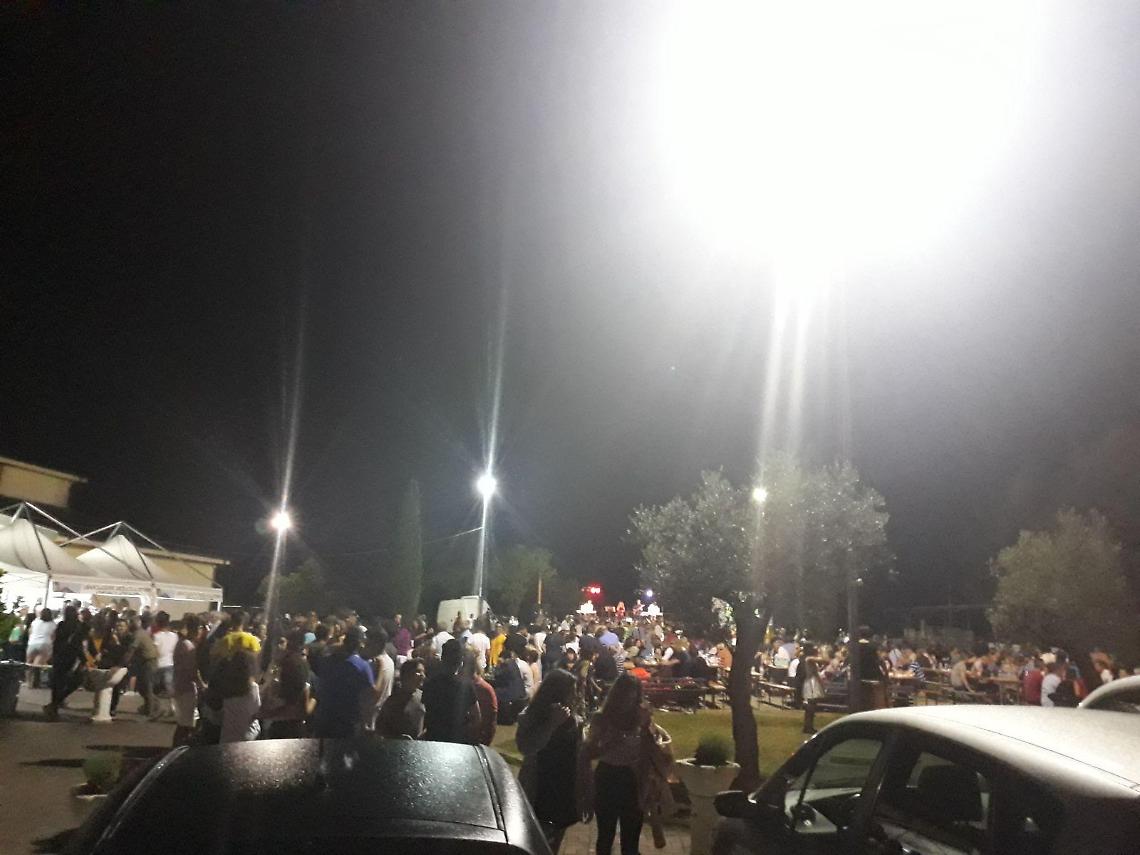 Prova a rubare una borsa in una festa affollata e rischia il linciaggio, l'epilogo