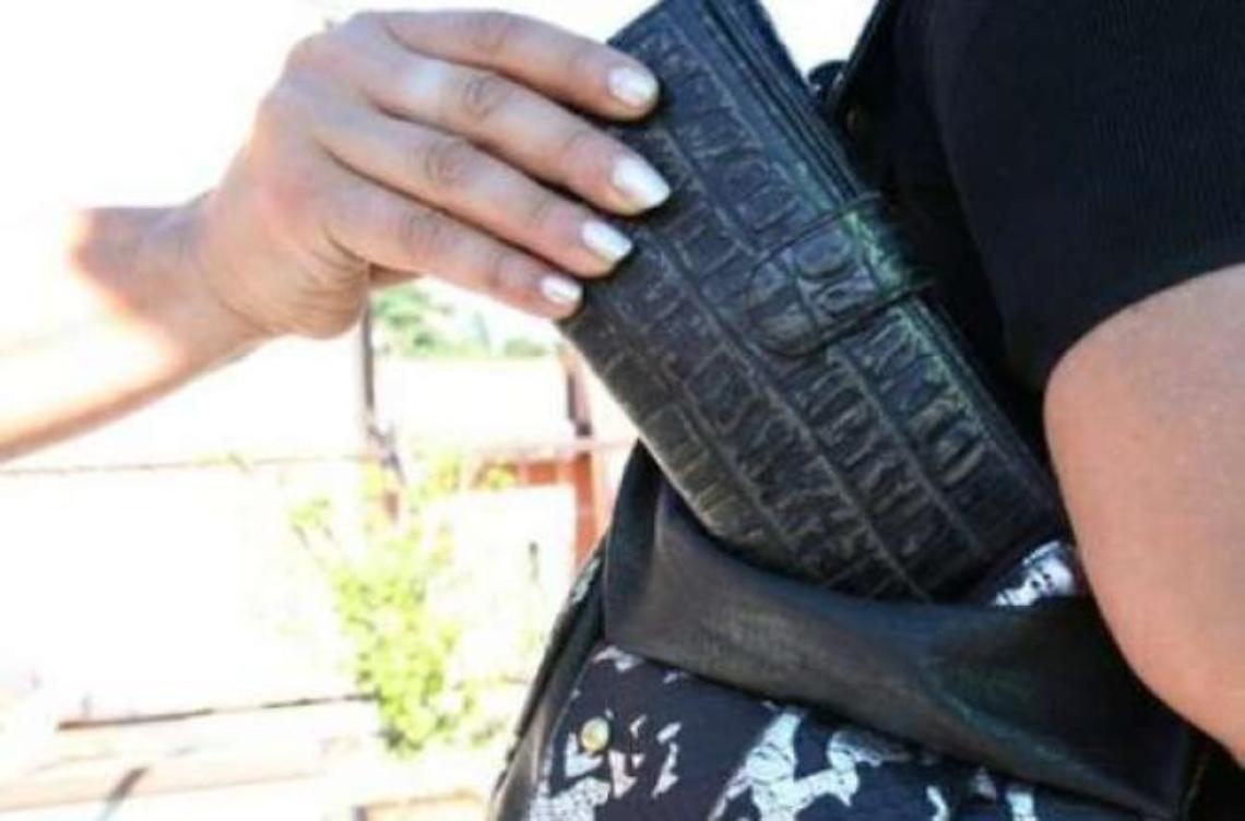 In due sfilano il portafogli a una coppia, ladri inseguiti
