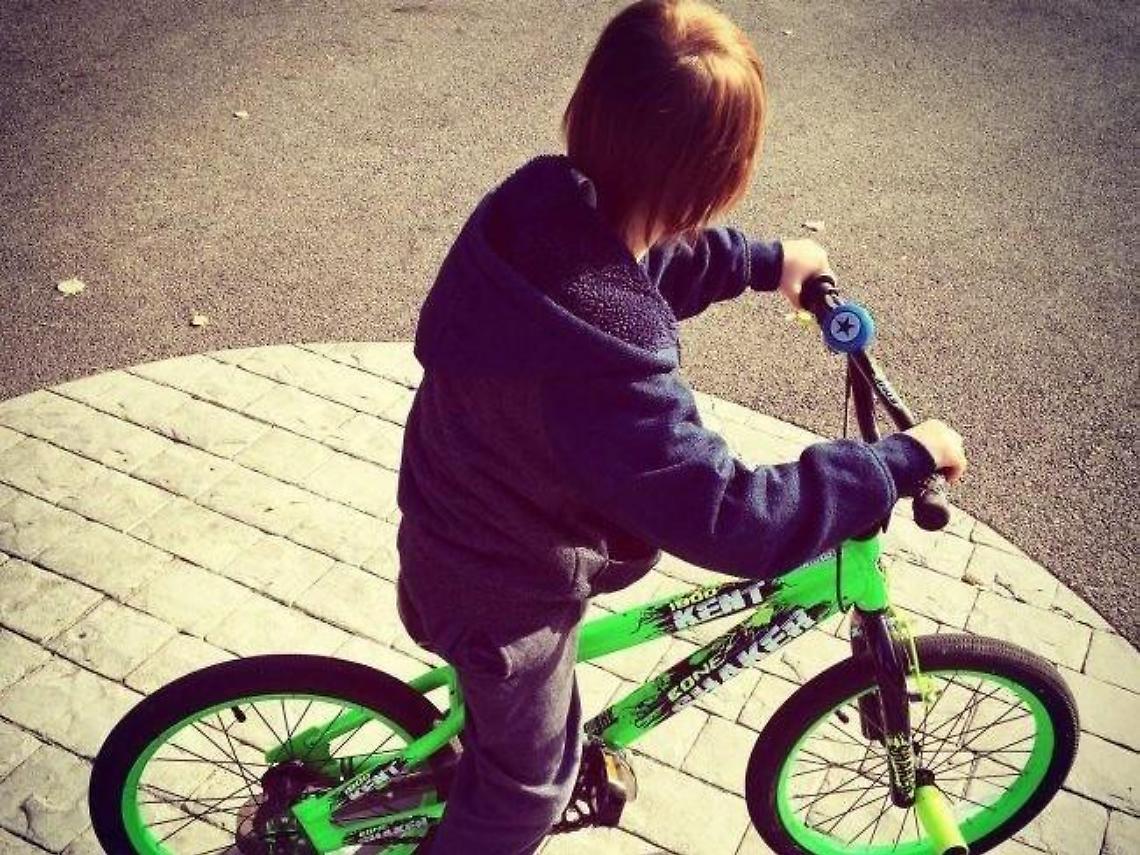 Bimbo rischia di essere investito da un'auto: tragedia sfiorata