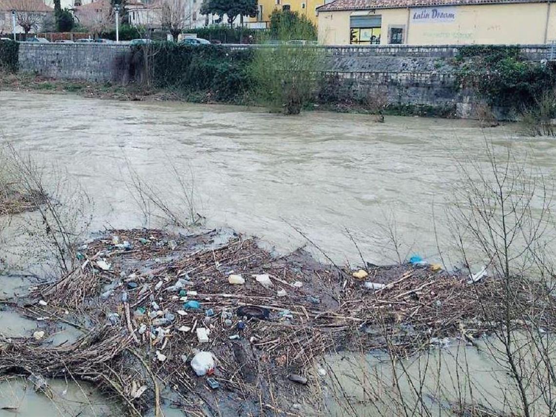 Fiume Liri nel degrado, sponde tra incuria e abbandono: è allerta