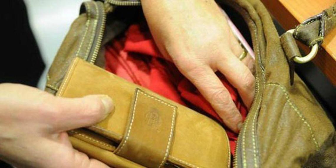 Bloccato borseggiatore al mercato, un 56enne finisce nei guai