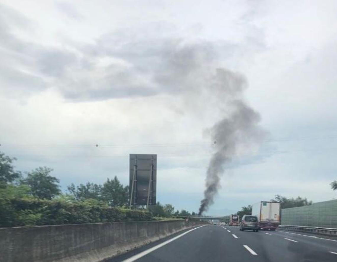 Panico sull'A1: un'auto prende improvvisamente fuoco, l'epilogo