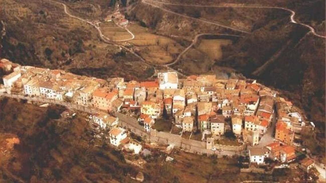 Strappa ordinanza da un cartello stradale: incastrato dalle telecamere