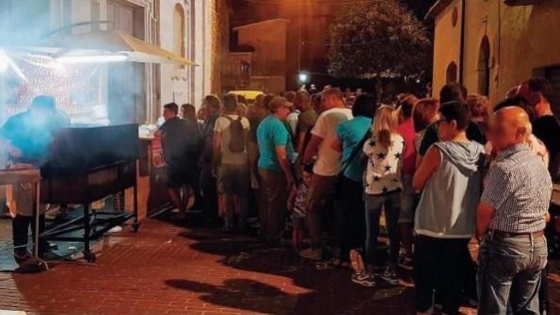 Accusa un malore e muore: tragedia durante la sagra di paese