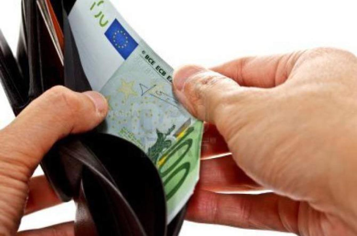 Va a fare benzina e dimentica il portafogli: glielo rubano
